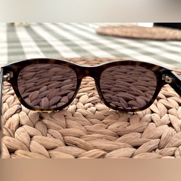 Tom Ford TF530 Photochromatic Sunglasses / Dark Havana Frame with Rose Lenses - Picture 2 of 5